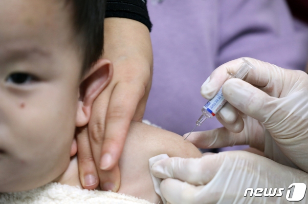 11일 오전 서울 구로구 우리아이들병원에서 어린이가 독감 예방접종을 받고 있다. 2022.10.11/뉴스1 ⓒ News1 황기선 기자