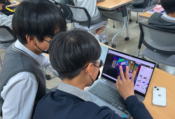 디지털 금융 교육 프로그램 '두니버스' 참여 학생들이 두나무 메타버스 플랫폼 세컨블록(2ndblock)에서 메타버스 수업을 듣고있다.(이미지=두나무)