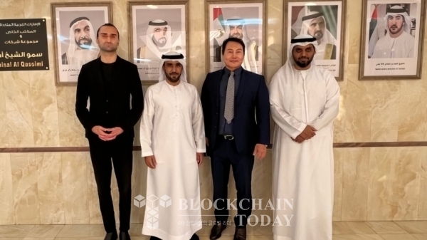 (제공=에이트원)지난달 20일 아랍에미리트(UAE) 두바이에서 열린 업무협약식에서 브루스 정 에이트원 의장(왼쪽에서 세 번째)이 로얄오피스 관계자들과 기념촬영을 하고 있다.