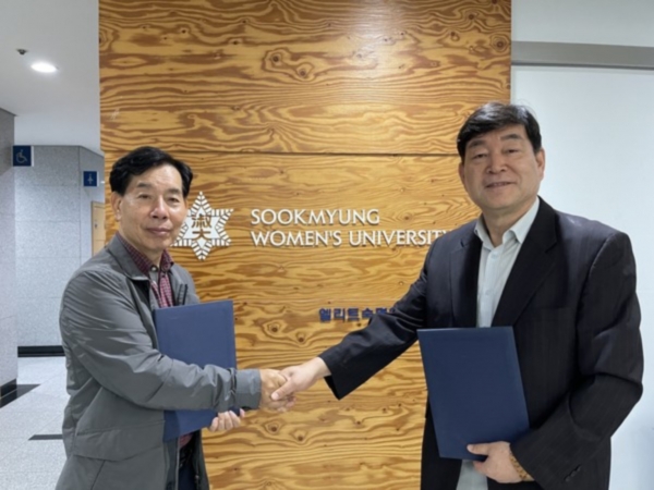 최봉혁 장애인인식갠선신문 대표(왼쪽)과 문형남 한국AI교욱협회 회장