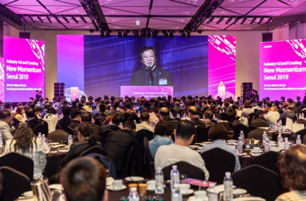Industry 4.0 & Creating New Momentum Seoul 2019,’ 9월 30일 성황리에 개최되었다. 이날 동대문패션관광특구 박중현 회장이 연설을 하고 있다.