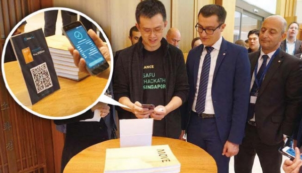 2019년 4월 인스타페이 컨퍼런스에 초대된 창펑자오 바이낸스CEO가 인스타페이 앱 다운을 시연하고 있다.