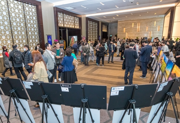 코리아씨이오서밋(이사장 박봉규)이 지난 2월 23일, 그랜드인터컨티넨탈 호텔에서 개최한 KCS 창립 20주년 기념 '제18회 블록체인서밋 마블스 서울 2023' 컨퍼런스에서 참가자들이 서로 대화를 나누고 있다.