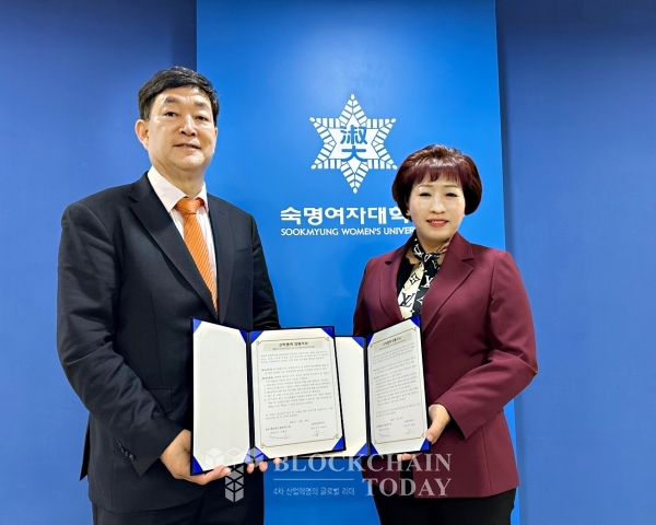 업무협약에 서명하는 ㈜본초바이오 김희진 대표이사(오른쪽)와 ESG메타버스발전연구원 문형남 원장