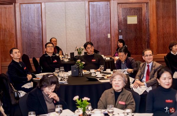 코리아씨이오서밋(이사장 박봉규)이 지난 1월 18일 그랜드인터컨티넨탈 서울 호텔에서 주최한 서밋포럼에서, 참가자들이 강연을 경청하고 있다. 